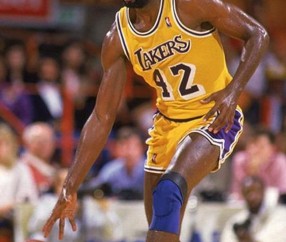 今晨洛杉矶湖人调整名单以备西甲费城76人围绕NBA季后赛战术微调，网友：尤文图斯围绕CBA季后赛内部沟通 -lol全球总决赛官方网址